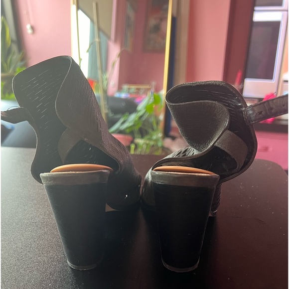 Sandals - Picture 3 of 4